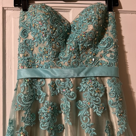 EVENT/PROM GOWN! - Picture 3 of 10